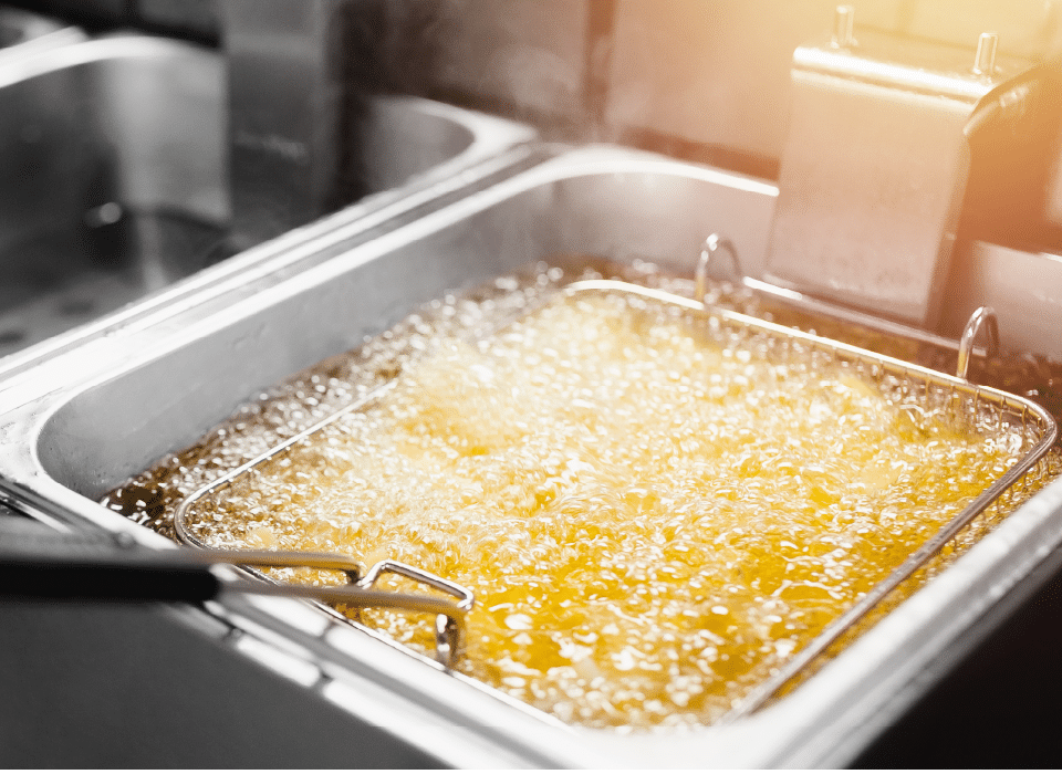 Deep fryer with hot oil